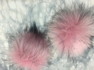 Pompon  róż  czarne końce 10-12cm