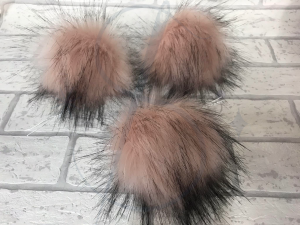 Pompon  brudny róż ciemne końce  10-12cm    